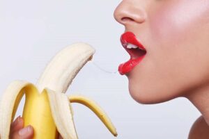 mujer con platano